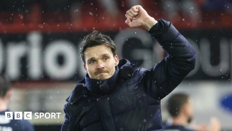 ‘Clean sheet mentality’ key in Rohl’s Rangers revival Rangers players salute their fans at Pittodrie
