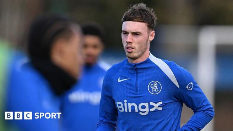 Cole Palmer running in training