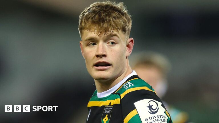 Fin Smith: Calf injury puts Six Nations start at risk Fin Smith playing for Northampton