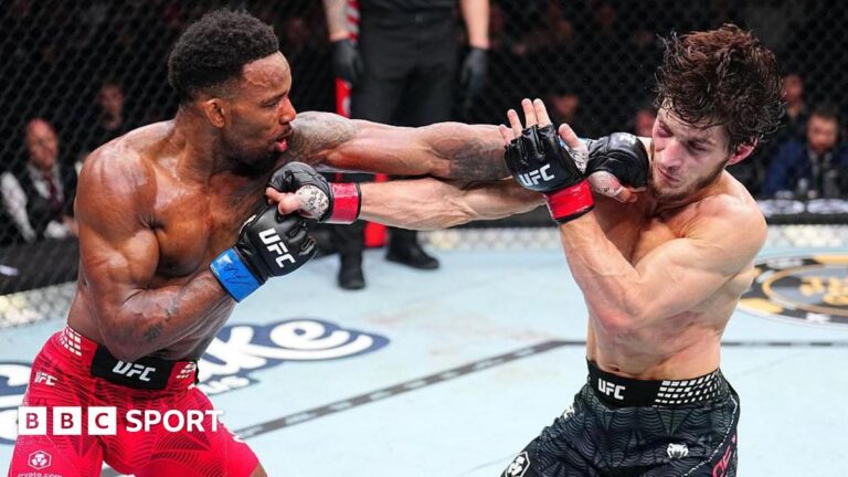 Lerone Murphy punches Moscar Evolev