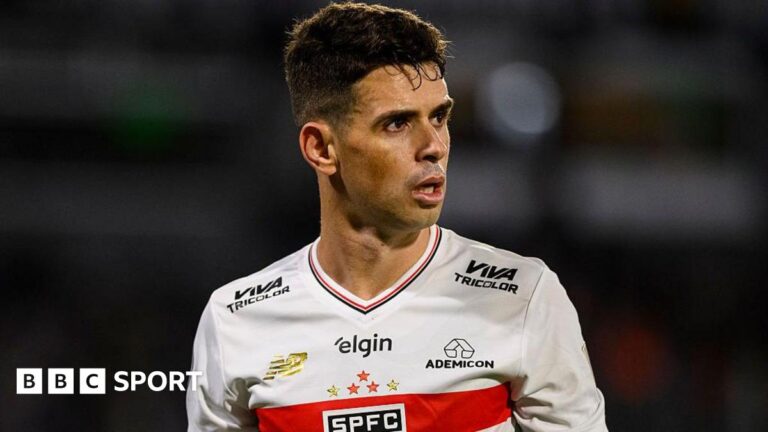 Oscar playing in a Copa Libertadores match for Sao Paulo at Talleres in 2025