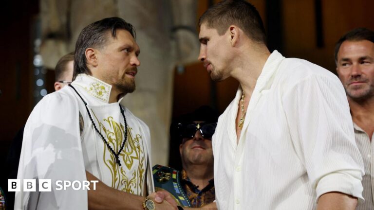 Oleksandr Usyk (left) and challenger Rico Verhoeven share a friendly handshake at Thursday's news conference