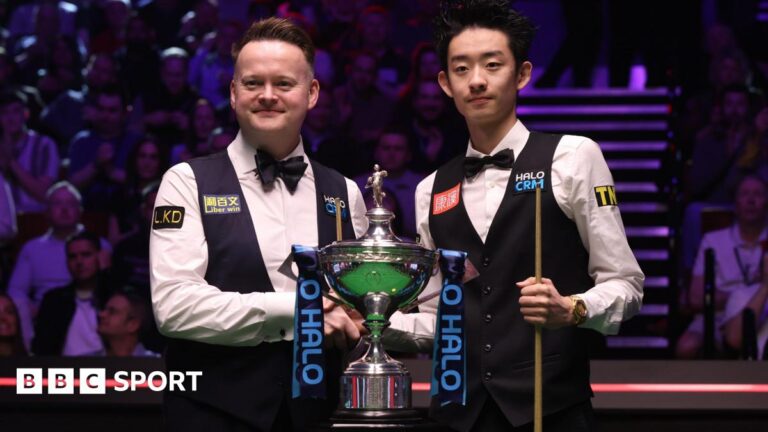 Shaun Murphy & Wu Yize pose with the trophy