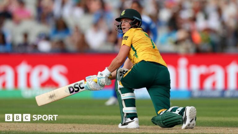 Women’s T20 World Cup: results: Marizanne Kapp stars as South Africa beat India to keep hopes alive Marizanne Kapp batting for South Africa