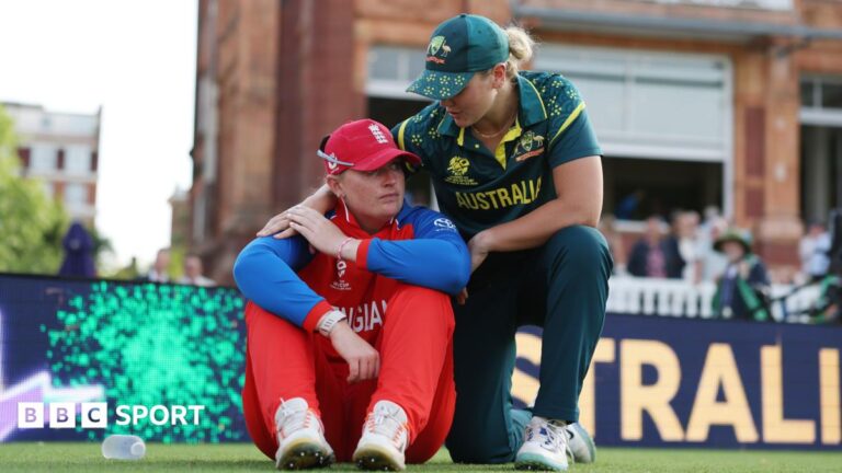 Danni Wyatt-Hodge & Ellyse Perry in batting action