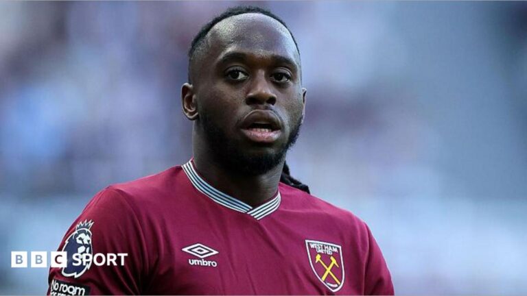 Aaron Wan-Bissaka looking across the pitch for West Ham