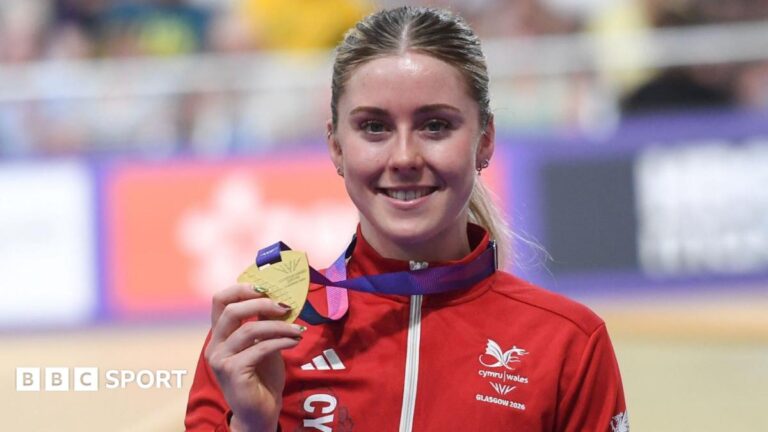 Emma Finucane: Experts explain what makes cycling star “unbeatable” Emma Finucane with her gold medal in Glasgow