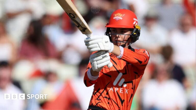 Phoebe Litchfield of Sunrisers Leeds batting with a raised bat