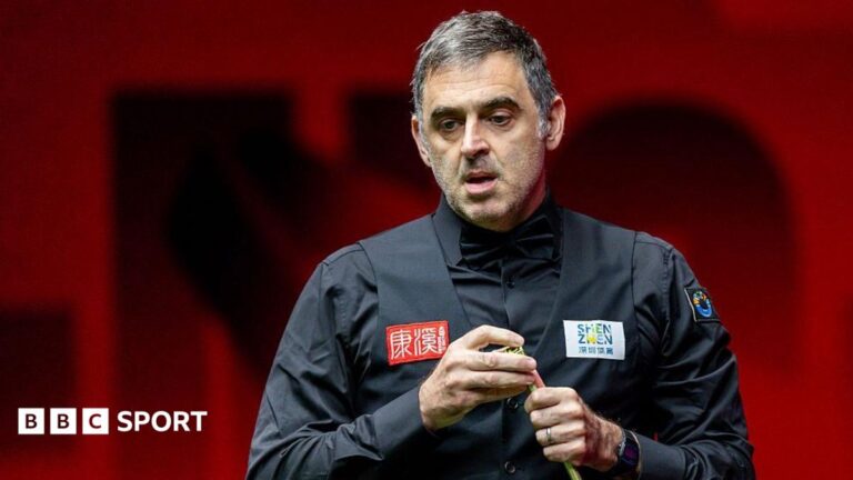 Ronnie O'Sullivan chalks his cue