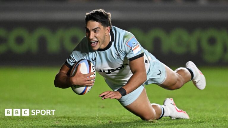 Santiago Carreras scoring a try for Bath